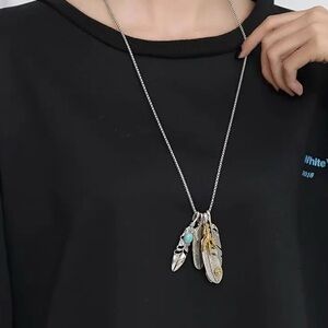 Silver Feather Pendant Necklace.